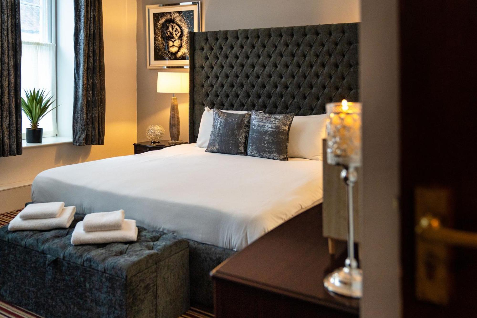 Boars Head Hotel Carmarthen Extérieur photo